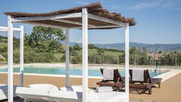 Una piscina al aire libre de temporada
