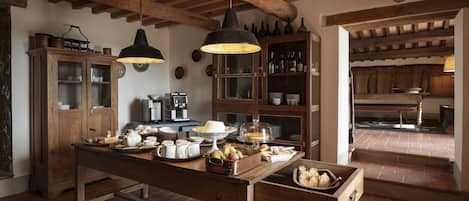 朝食 (ビュッフェ)、毎日提供 (無料)