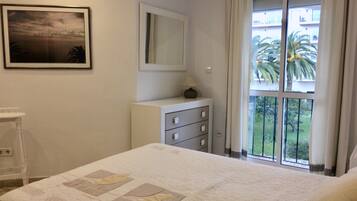 4 bedrooms, desk, iron/ironing board, travel crib