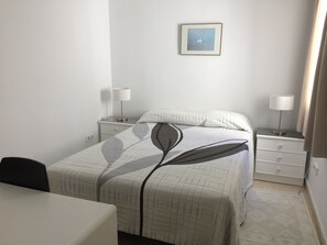 4 bedrooms, desk, iron/ironing board, travel crib