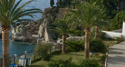 Great Seafront Penthouse: 2 units redesigned into one fabulous facility.