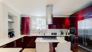 Cafetera/tetera, refrigerador, microondas, horno