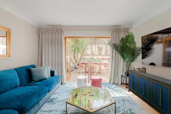 Smart TV - Immaculate Massive Classy Chic Family Abode+Garden off US Embassy (sleeps 8) (London)