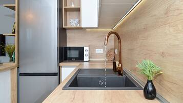 Køleskab, mikrobølgeovn, ovn, kogeplade