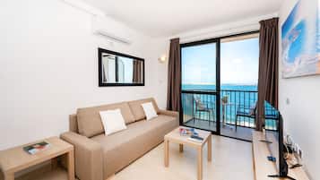 Standard Apartment | Ruang tamu | 43 inci televisyen LCD dengan satelit, TV