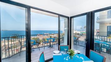 Petit déjeuner, déjeuner et dîner servis sur place, vue sur la plage