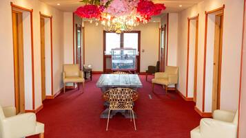 Bàn, nôi (giường cho trẻ sơ sinh) miễn phí