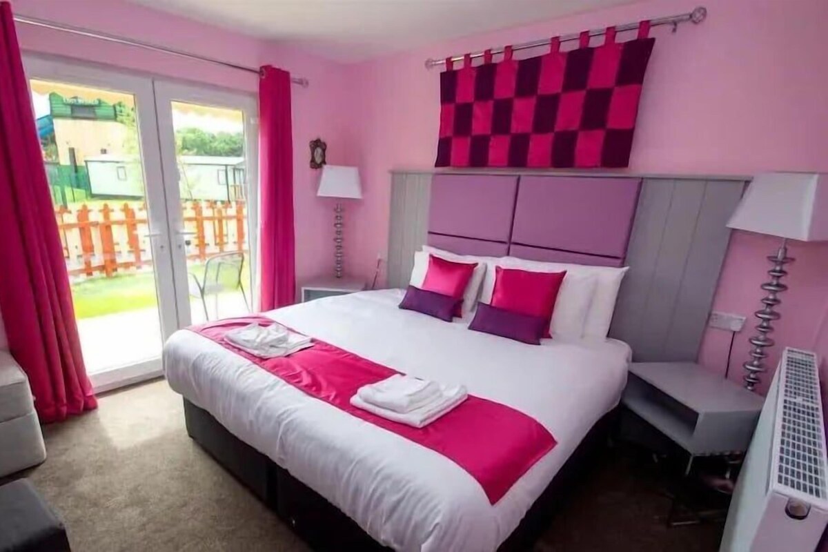 Desk, WiFi (free), bed sheets