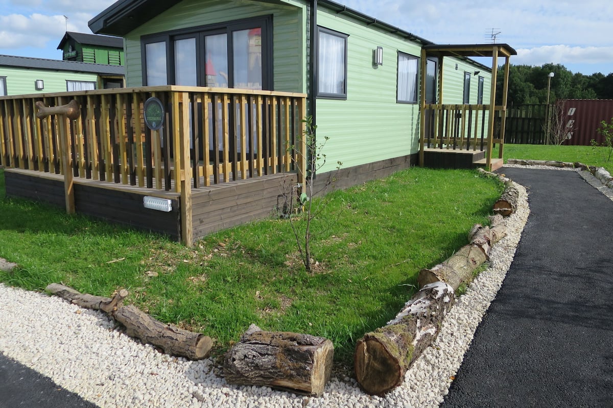 คอมฟอร์ทเคบิน | โต๊ะทำงาน, เปล/เตียงเด็กอ่อน (ฟรี), Wi-Fi ฟรี, ผ้าปูที่นอน