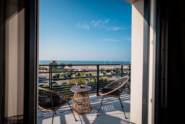 Double Room, 1 King Bed, Balcony, Sea View | Premium bedding, minibar, in-room safe, blackout drapes