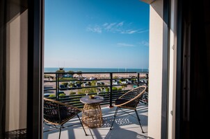 Quarto casal, 1 cama King, sacada, vista para o mar | Roupas de cama premium, frigobar, cofres nos quartos, cortinas blackout