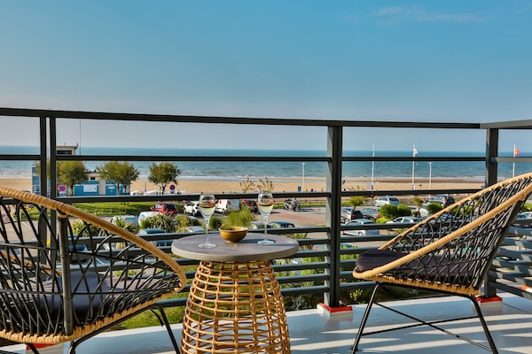 Double Room, 1 Katil Raja (King), Balcony, Sea View | Peralatan tempat tidur premium, bar mini, peti besi dalam bilik