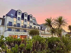 Front of property - Hôtel Spa Face à la Mer (Merville-Franceville-Plage)