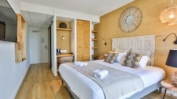 Double Room, 1 King Bed, Balcony, Sea View | Premium bedding, minibar, in-room safe, blackout drapes