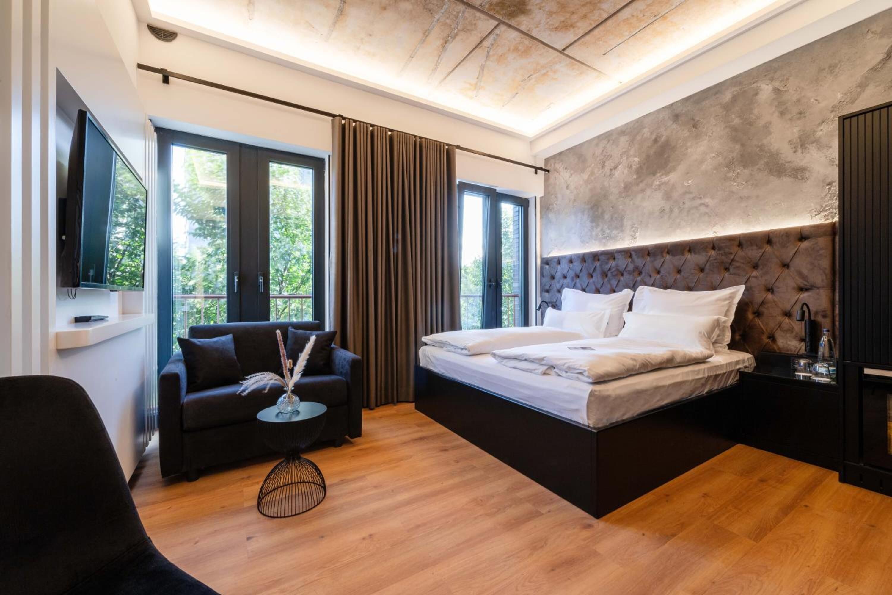 In-room safe, desk, soundproofing, free WiFi