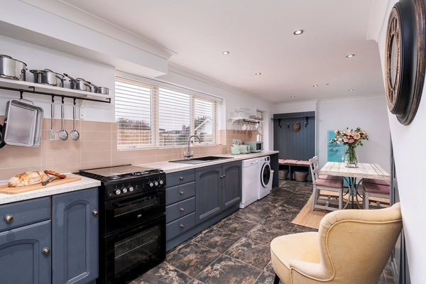 Kylskåp, mikrovågsugn, ugn och spishäll