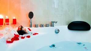 Deluxe-Zimmer | Badezimmer | Hausschuhe