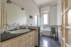 Badewanne, Haartrockner, Bidet, Handtücher