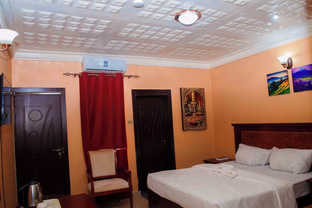 1 bedroom, individually decorated, individually furnished, desk