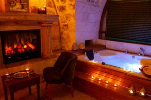 Royal Room | Premium bedding, minibar, desk, soundproofing - Reji Boutique Hotel (Sanliurfa)