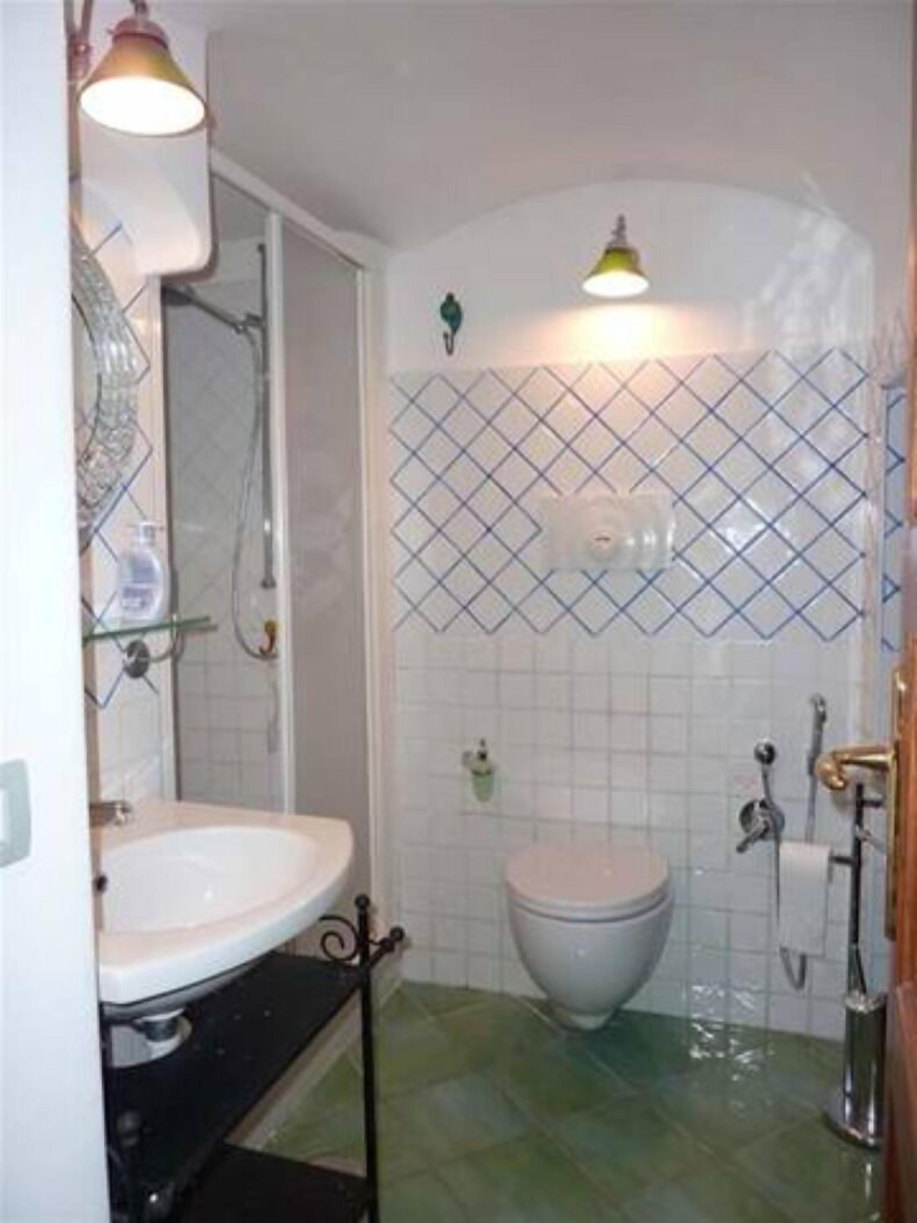Panoramic Apartment | Bathroom | Shower, hair dryer, bidet, towels