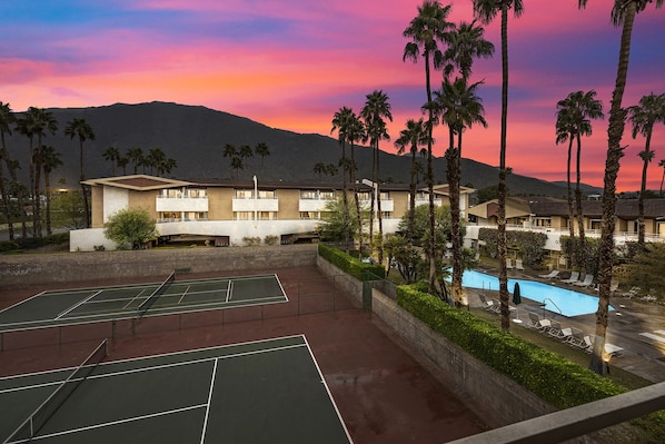 Sports court - Our Biarritz-Downtown, Boutique inspired 1br condo (Palm Springs)