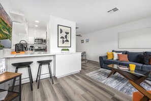 Smart TV - Our Biarritz-Downtown, Boutique inspired 1br condo (Palm Springs)