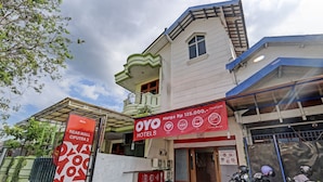Et hotel, OYO Hotels, med et skilt, der angiver en pris på Rp 125.000 per nat.