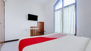 Kamar Double Standar | Ruang kerja ramah laptop dan seprai linen