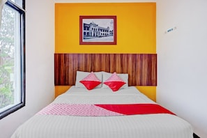 Standard Double Room | Laptop workspace, bed sheets - Hotel O Near Mall Ciputra 2 (Semarang)