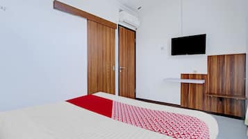 Standard Double Room | Laptop workspace, bed sheets