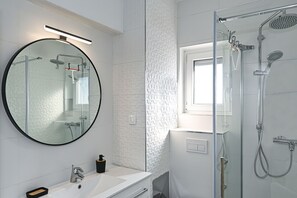 Regadera, secadora de cabello, toallas, papel de baño 