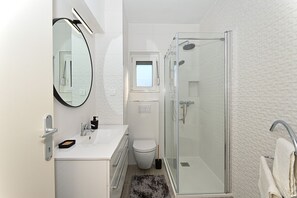 Dusche, Haartrockner, Handtücher, Toilettenpapier