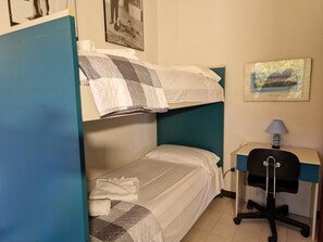 2 عدّة غرف نوم ومكواة/لوح كي وواي فاي وملاءات أسرّة