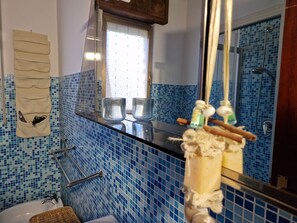 تجهيزات دش، مجففات شعر، مراحيض شطف، مناشف