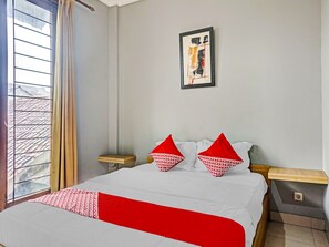 Habitación doble estándar | Espacio para trabajar con laptop, wifi gratis y ropa de cama