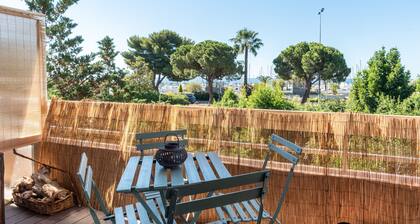 Air-conditioned apartment facing the port of Saint Laurent with 2 bedrooms
