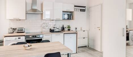 Kühlschrank, Mikrowelle, Ofen, Herdplatte