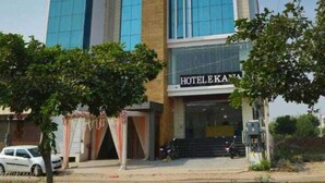 Un hotel con fachada moderna, grandes ventanales y un cartel que dice "HOTEL KANAL".