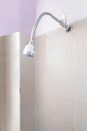 Eenvoudige eenpersoonskamer | Badkamer | Een douche, handdoeken