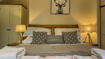 4 bedrooms, travel crib, WiFi, bed sheets