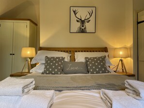 4 bedrooms, travel crib, WiFi, bed sheets