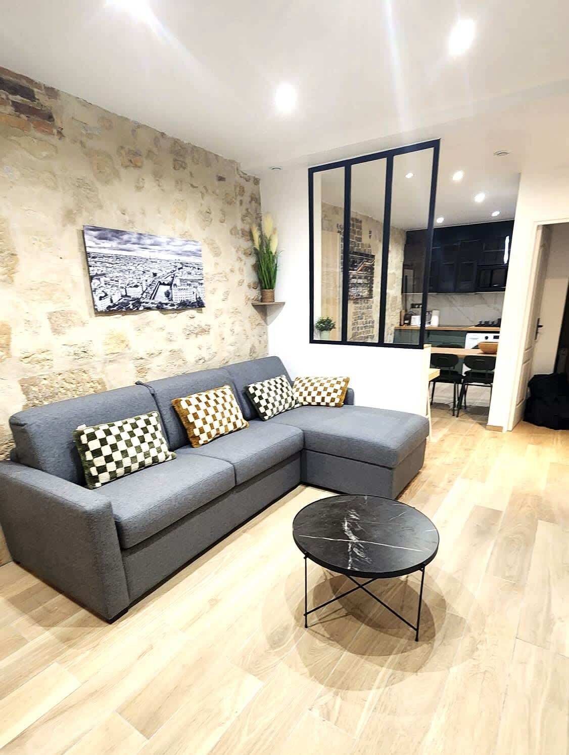 Una televisión, una oficina