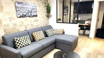 Una televisión, una oficina