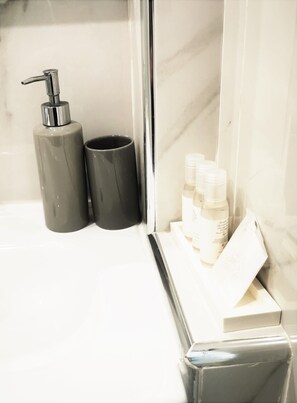 Douche, sèche-cheveux, serviettes fournies