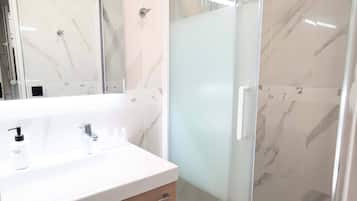 Shower, hair dryer, towels