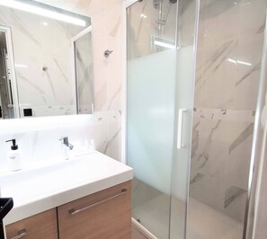 Shower, hair dryer, towels - Marais • Centre | Design & Trendy | 2suites • 6pax (Paris)