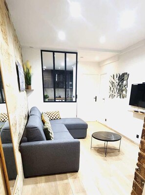 TV, offices - Marais • Centre | Design & Trendy | 2suites • 6pax (Paris)