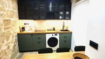 Coffee/tea maker, fridge, microwave, stovetop