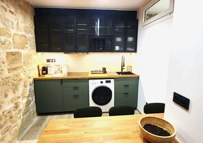 Réfrigérateur, four à micro-ondes, surface de cuisson, cafetière-théière